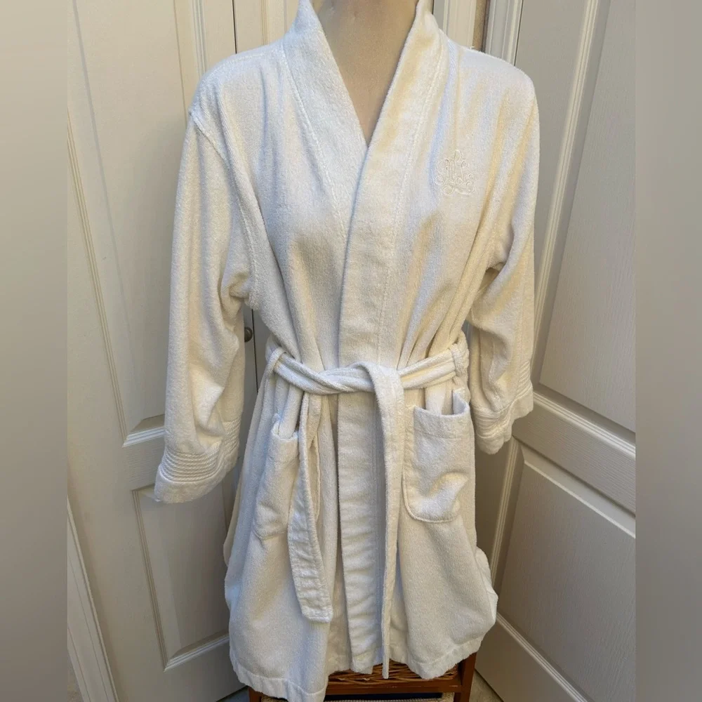 Luxurious White Bathrobe - Picture 1 of 5